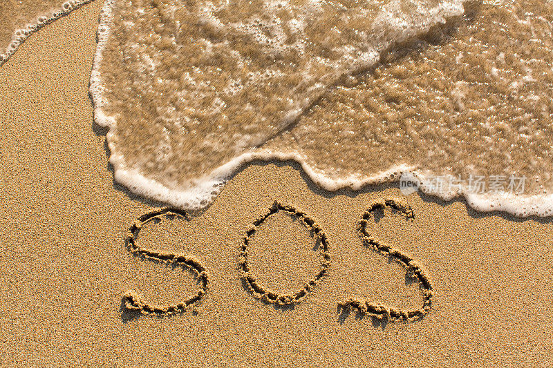 在沙滩上画的SOS字