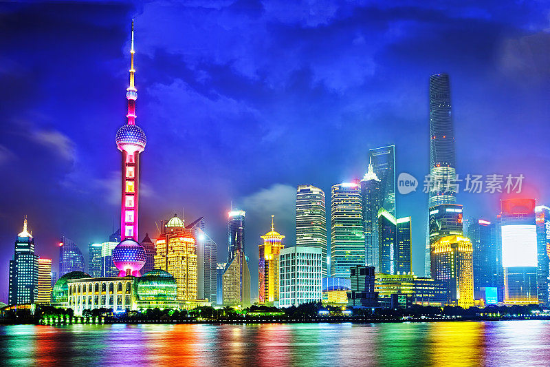 上海浦东新区天际线夜景。