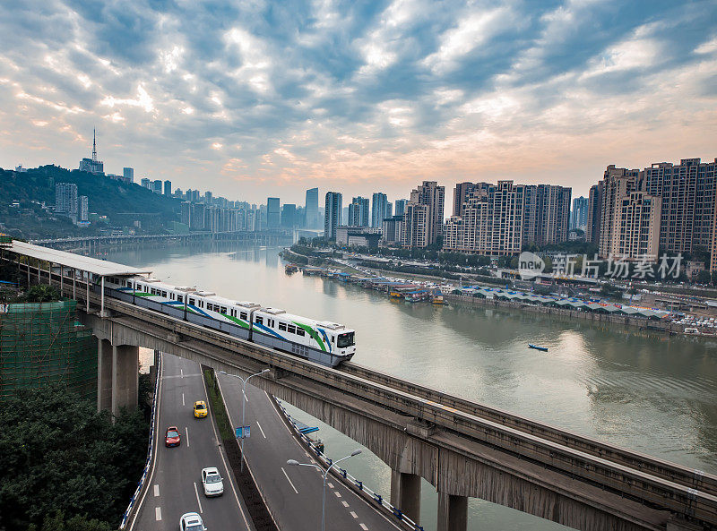中国重庆高架轻轨，现代城市交通透视。