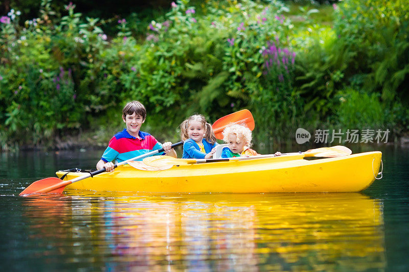 孩子们在河上划皮艇