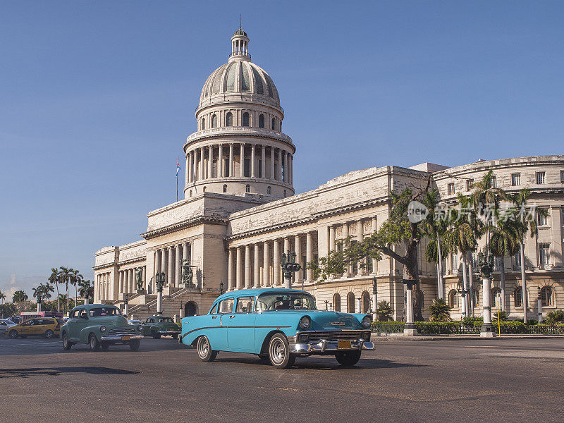 哈瓦那国会大厦前的老爷车。古巴