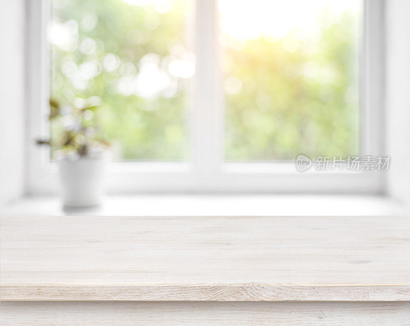 木桌上散焦的夏季窗户与花盆背景
