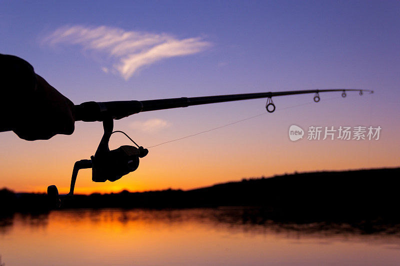 日落时分在海边钓鱼