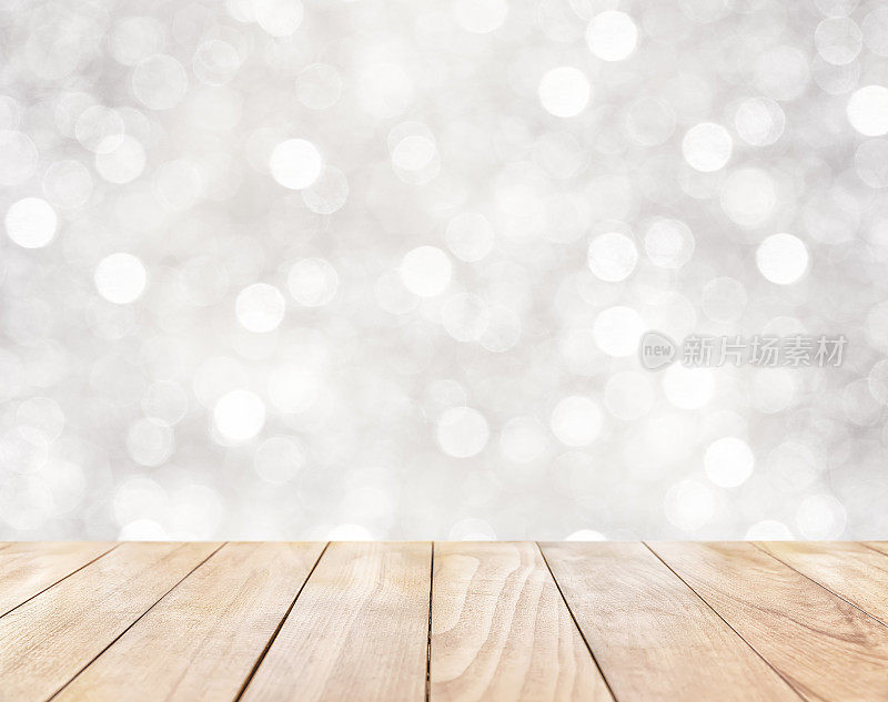 白色抽象背景上的木桌