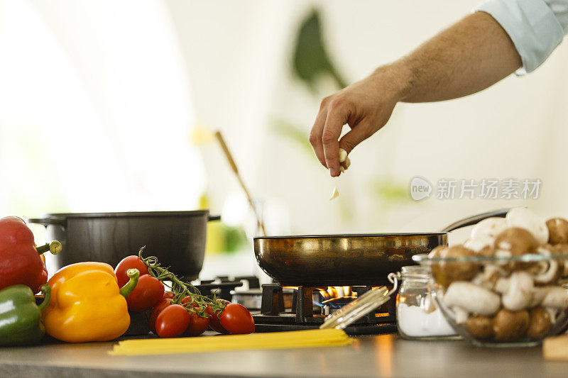 男人做饭