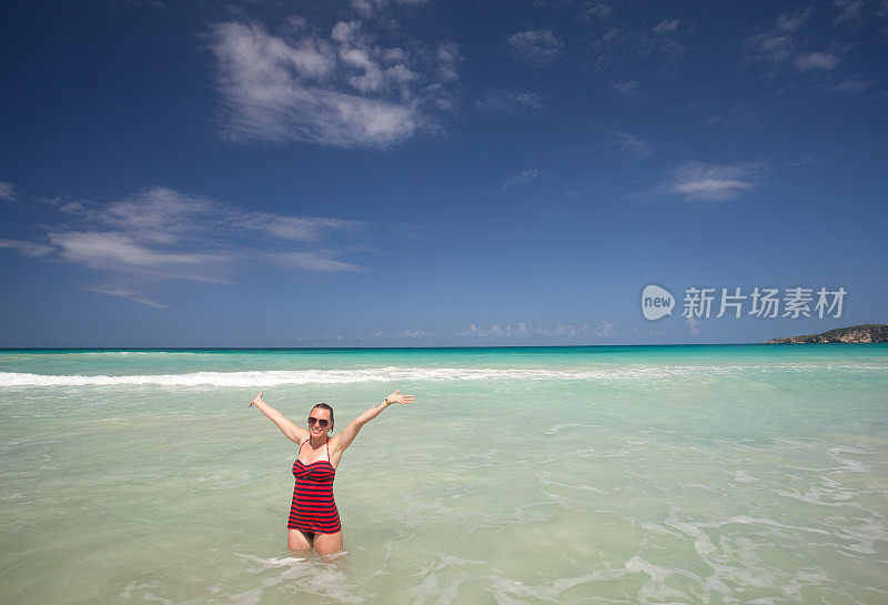 热带海上的快乐白种女人