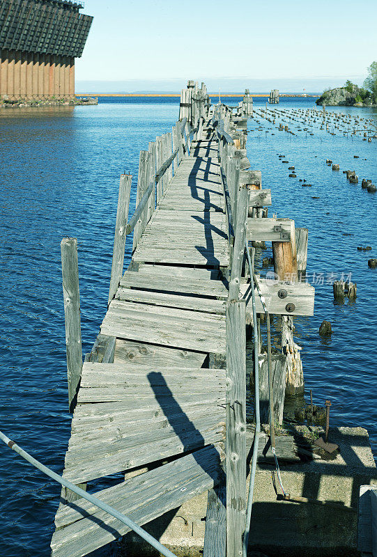 密苏里州马奎特苏必利尔湖的腐朽码头