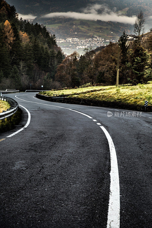 阿尔卑斯山上的空旷道路