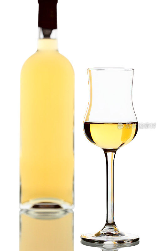 意大利白兰地格拉巴酒瓶和玻璃杯