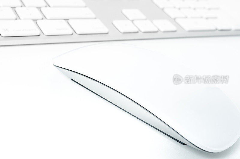 白色的电脑鼠标和键盘