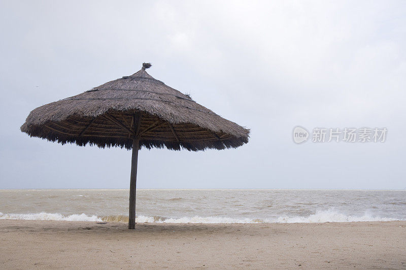 热带海滩上的阳伞