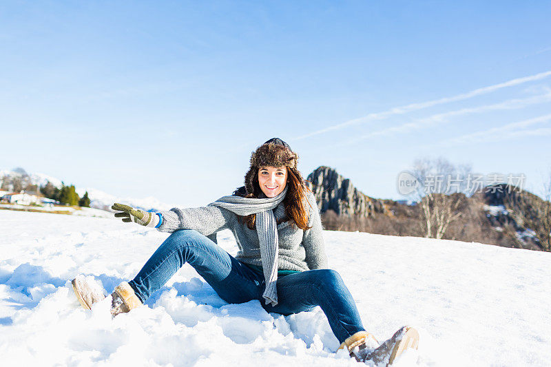 女孩们玩雪玩得很开心