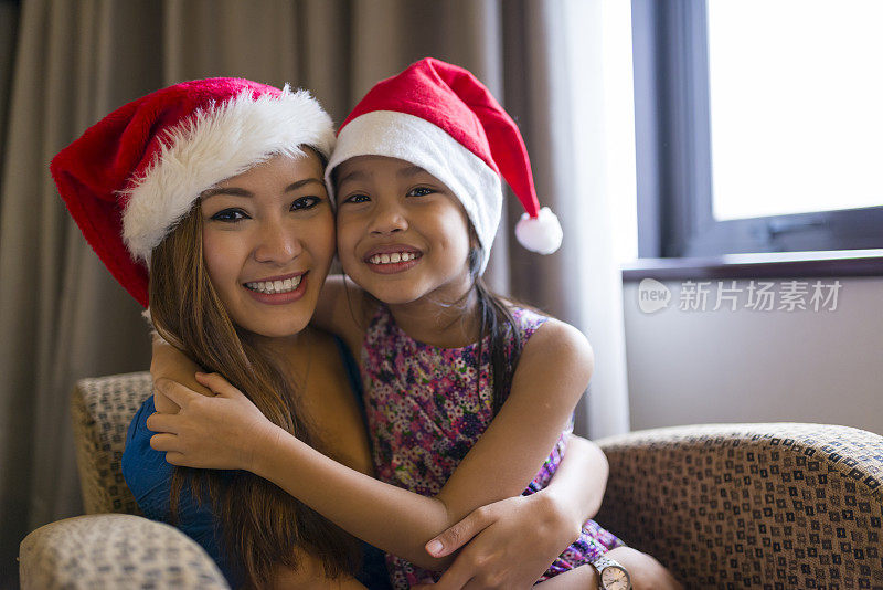 亚洲母亲和孩子庆祝圣诞节