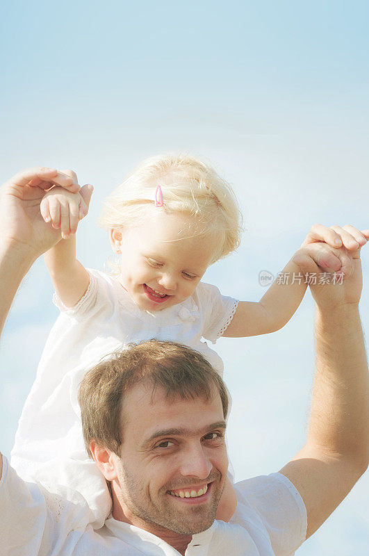 快乐的爸爸和他可爱的小女儿