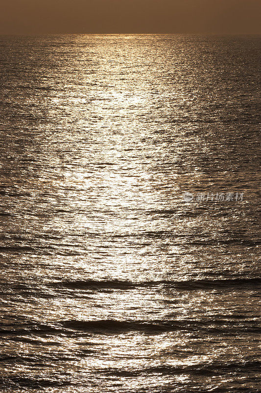 金色的阳光照在波光粼粼的水面上