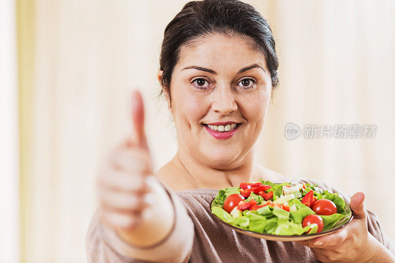 吃沙拉的胖女人。