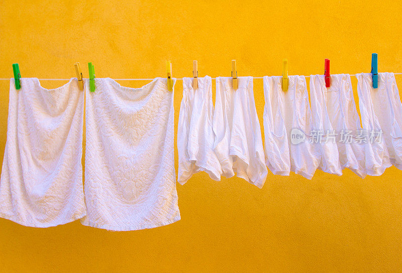 意大利，在鲜艳的黄色墙壁映衬下，漂白的白色内裤