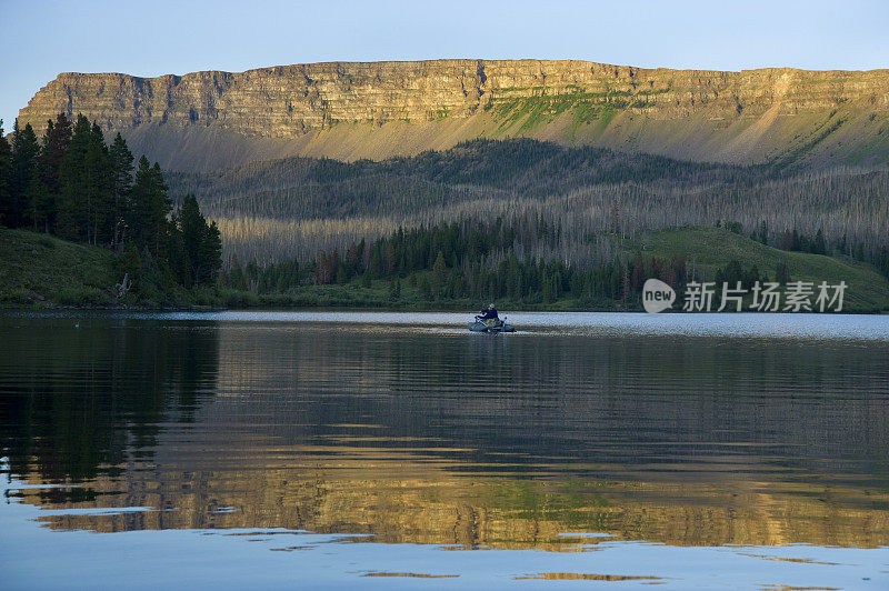 飞渔夫浮在风景优美的高山湖上的船