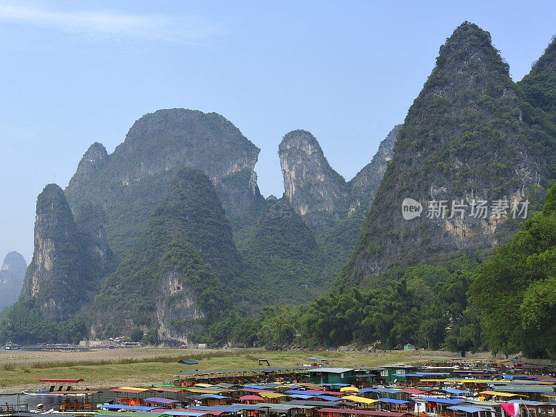 蓝天、白云、小山、竹林、小船