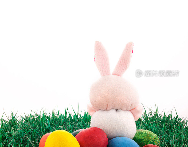 五颜六色的复活节彩蛋和绿色草地上的兔子