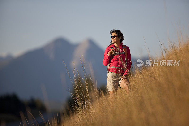 在加拿大阿尔伯塔的落基山脉背包徒步旅行的女人