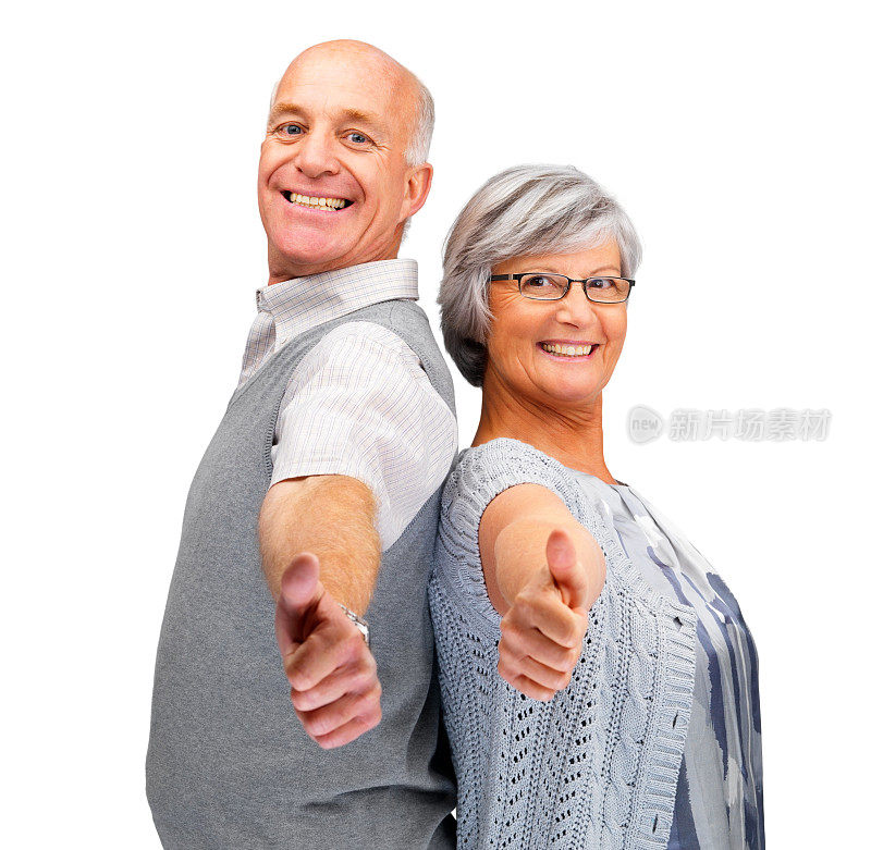 一对老夫妇在白人背景下一起竖起大拇指