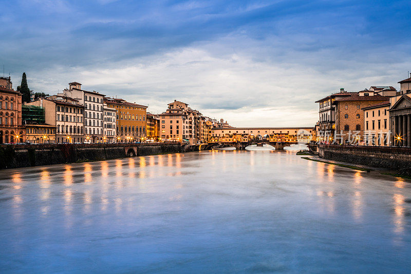佛罗伦萨美丽的阿尔诺河，长时间曝光