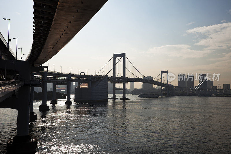 横跨日本东京湾的彩虹桥