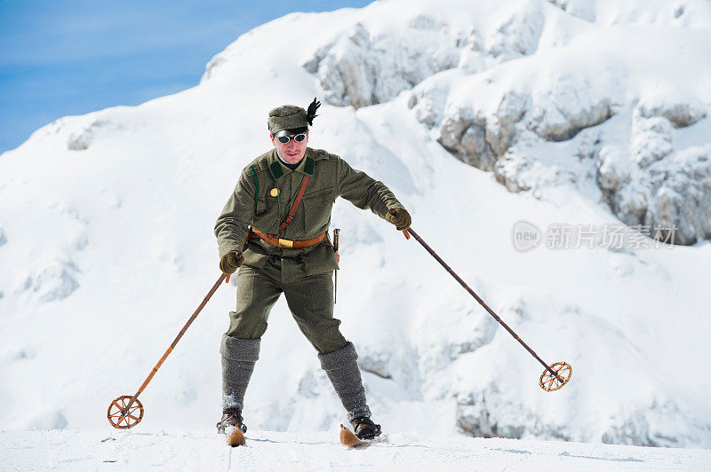 士兵在山上滑雪