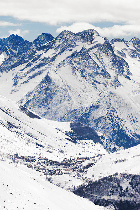 山顶有粉雪