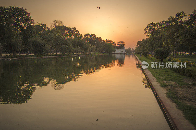 日落在印度门运河水道