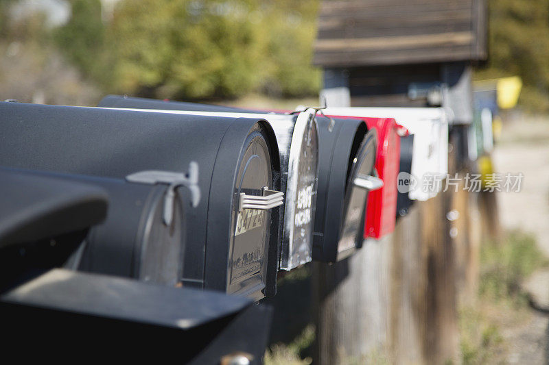 乡村路上的一排排邮箱