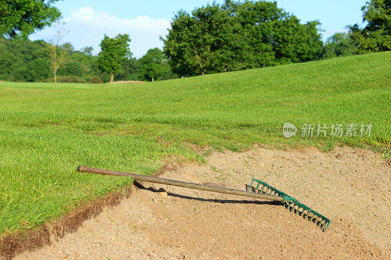 高尔夫球场沙坑陷阱，沙障，花园耙