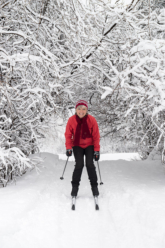 越野滑雪，微笑的女人，冬季运动