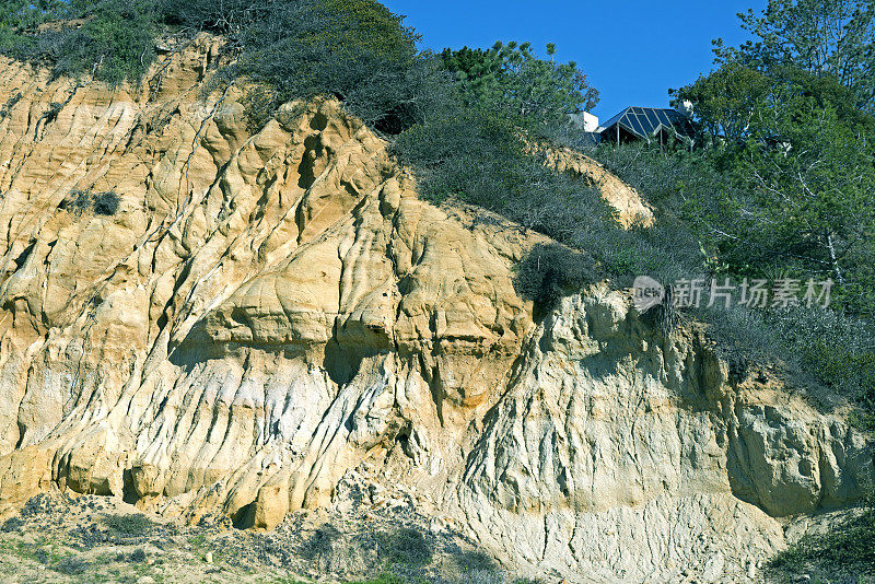 侵蚀山坡和大学建筑在加州拉霍亚