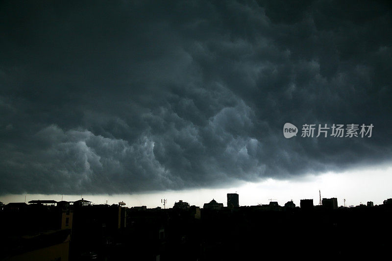 黑暗的，危险的暴风云汹涌在城市的屋顶上