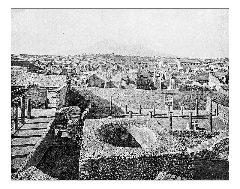 这是一张19世纪意大利庞贝古城的全景照片