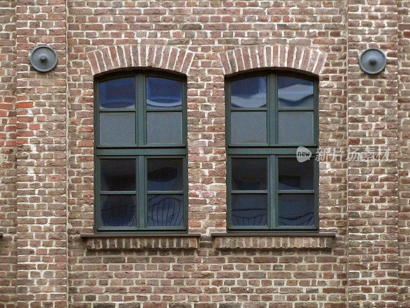 一个旧工业建筑的两扇窗户