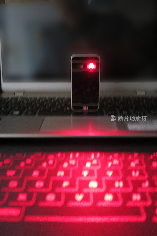 激光生成的蓝牙键盘上黑色与笔记本电脑