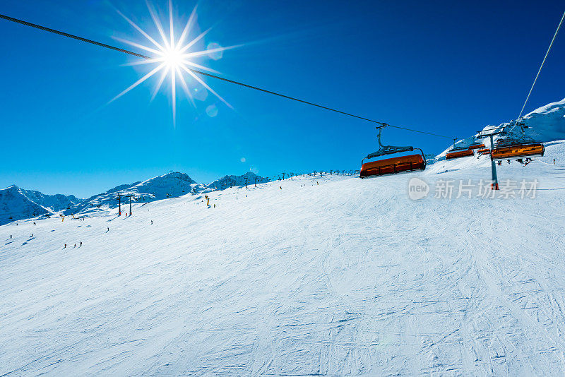 滑雪者在冬季滑雪胜地索尔登滑雪