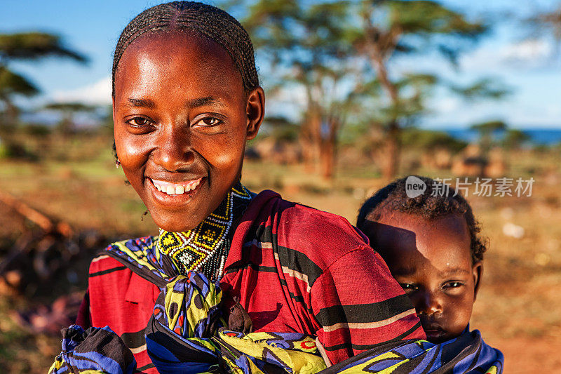 非洲埃塞俄比亚的博拉纳部落妇女和婴儿