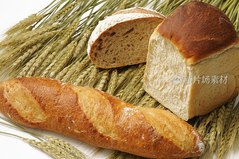 白色背景上面包和小麦的孤立镜头