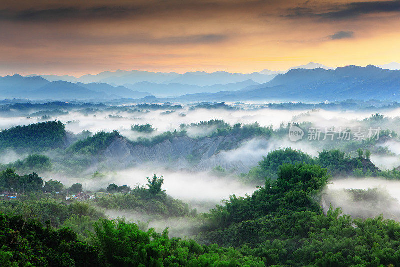 美丽的日出在山景