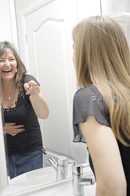 镜子里的形象在嘲笑女人