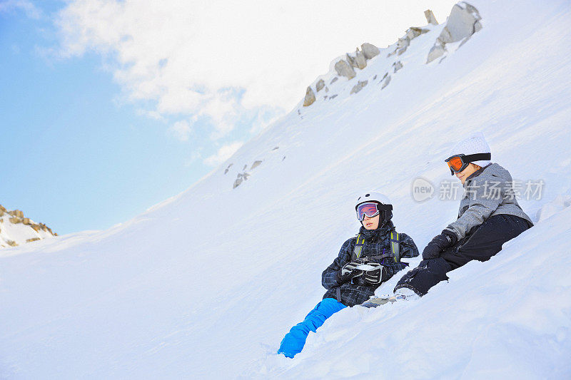 冬季运动，少年男孩和女孩滑雪享受