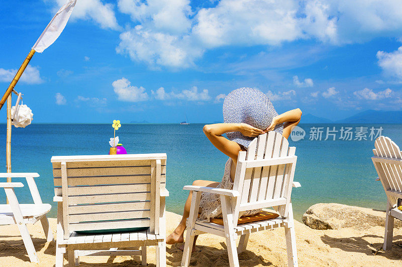 坐在沙滩椅上晒太阳的女人