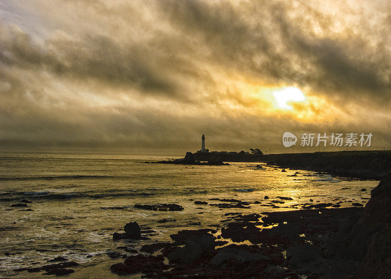 太平洋海岸灯塔和岩岸