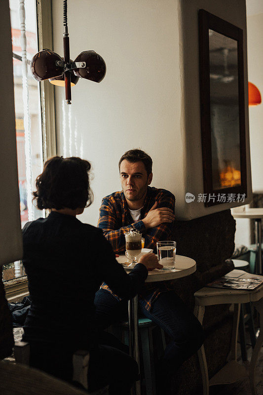 一男一女在咖啡馆喝热饮
