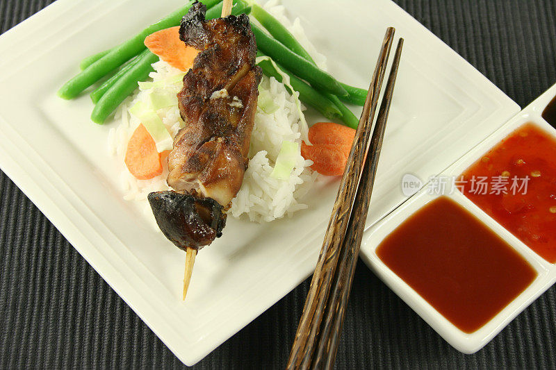 鸡肉串，米饭和蔬菜