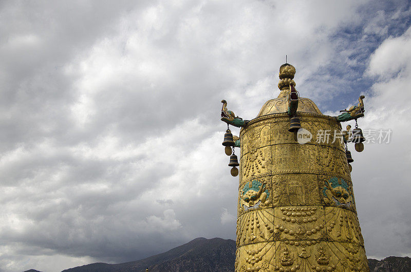 西藏拉萨大昭寺的金色屋顶